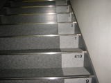 階段に段数が書かれてる。ここは19階から20階の間で410段目。